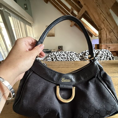 Gucci – Borsa hobo monogram nera con fibbia dorata