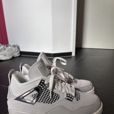 JORDAN 4 frozen moments