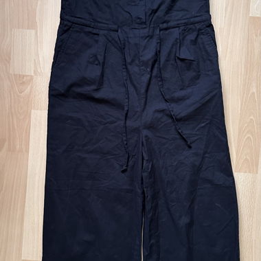Schwarzer Jumpsuit mit Spaghettitraegern