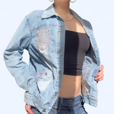 Giacca in denim vintage con borchie e lavaggio chiaro
