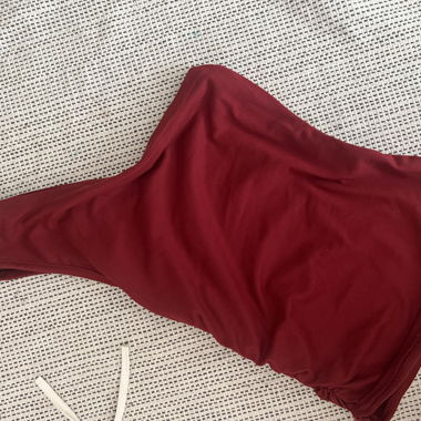 Rotes Schulter-Shirt