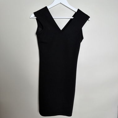 Abito midi nero con scollo a V