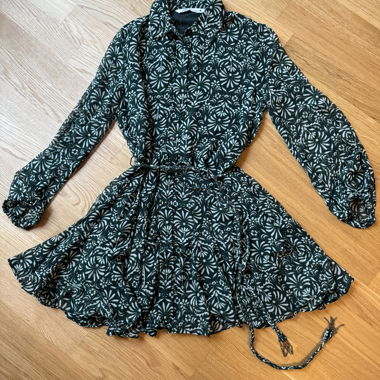 ZARA Kurzkleid mit Print, Grün - Grösse S