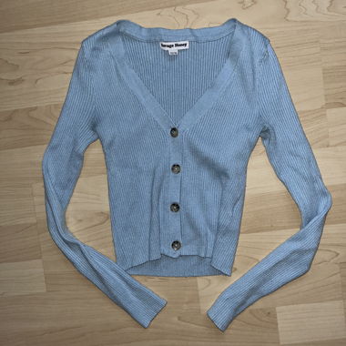 Blaue Strickjacke mit Knöpfen
