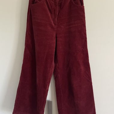 Bordeauxrote Cordhose