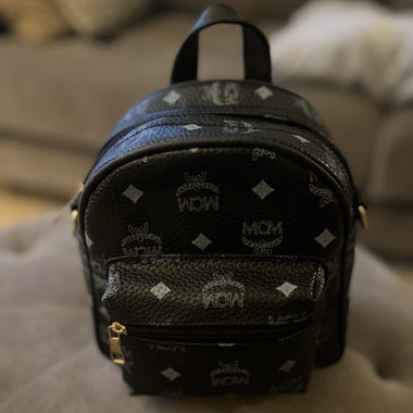 Un petit sac à dos (MCM) noir,