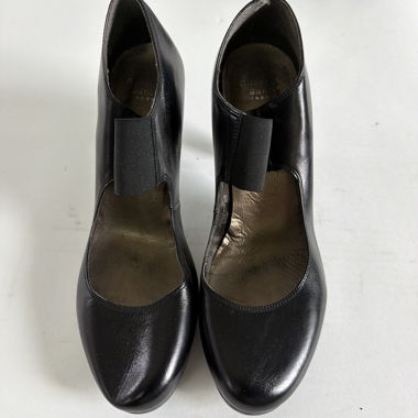 Schwarze Lederschuhe mit Absatz