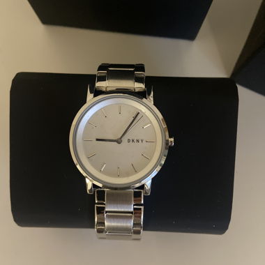 Montre DKNY analogique avec boîte