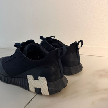 Sneakers sombres avec semelle blanche