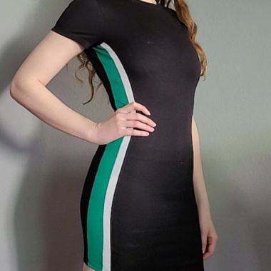 Robe élastique courte noire à bandes
