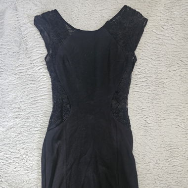 Schwarzes kurzes Kleid