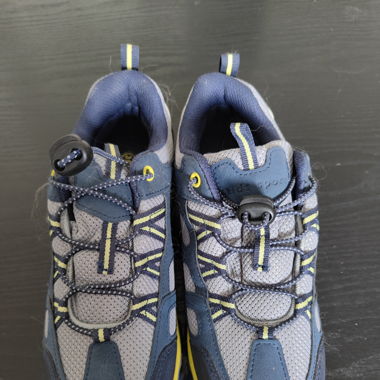 Chaussures de marche pour enfant.