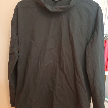 Maglione COS nero in cotone con collo alto