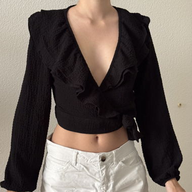 Schwarze Crop-Bluse mit Rueschen