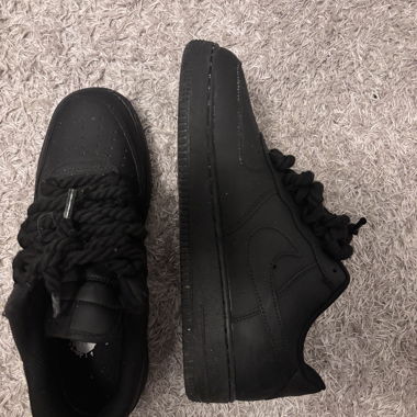 Schwarze Nike-Sneaker