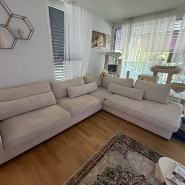 Beige Ecksofa mit Kissen