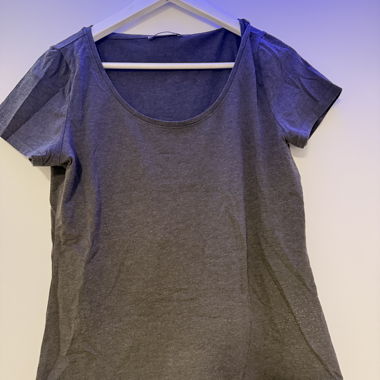 2x grey t-shirt