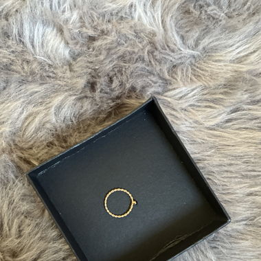 Schwarz goldener ring 