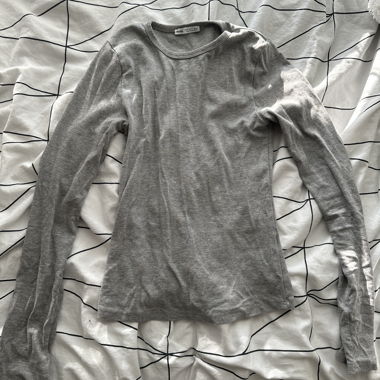 T-shirt gris à manches longues
