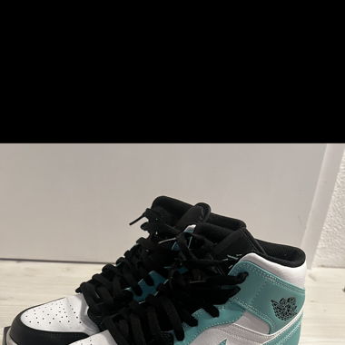 Air Jordan 1 Mid Tropical Twist