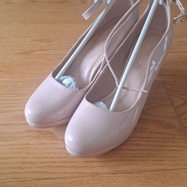 Anna Field Nude Lack Pumps mit Riemchen