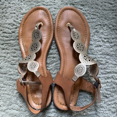Sandali in pelle marrone con ornamenti