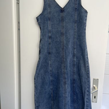 Jeanskleid mit V-Ausschnitt