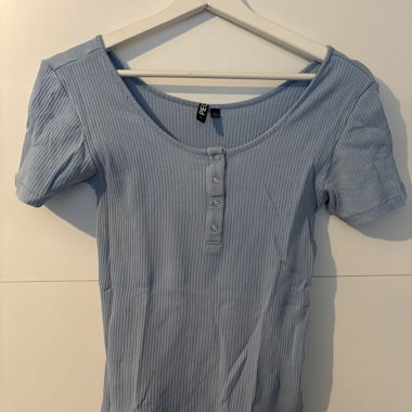 Hellblaues Ripp-Shirt mit Knopfleiste
