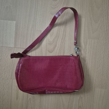 Piccola borsa baguette rossa in ecopelle verniciata effetto coccodrillo