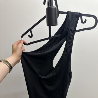 Asymmetrisches Schwarzes Top – One-Shoulder Design