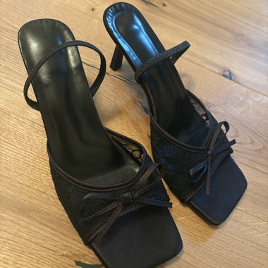 Schwarze Riemchen-Pumps