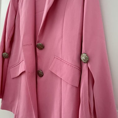 Blazer rosa con bottoni dorati e pantaloni