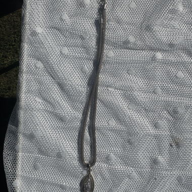 Collier argenté avec pendentif en forme de goutte