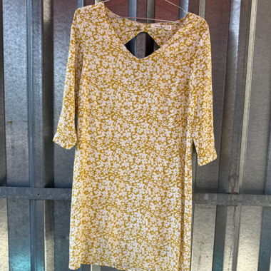 Abito floreale con cut-out