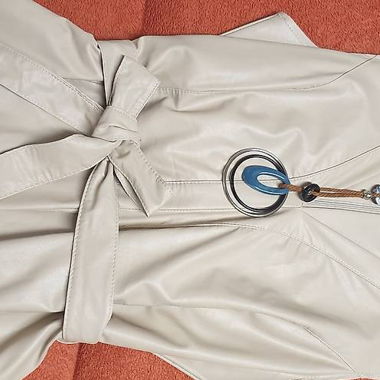 Robe sans manches beige avec ceinture à nouer et collier