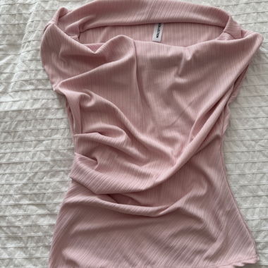 Top rosa a spalle scoperte