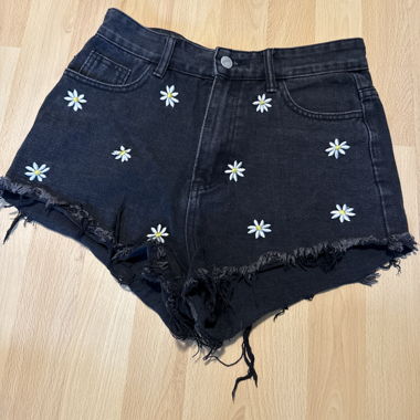Shorts en jean noir avec fleurs