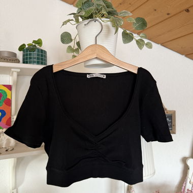 T-shirt nero con scollo