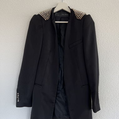 langer Blazer mit Nieten