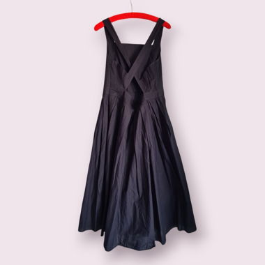Schwarzes Baumwollkleid - Gekreuzter und offener Rücken