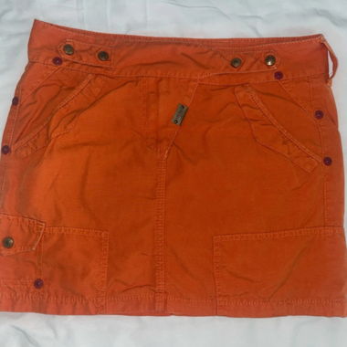 Orangefarbener GUESS-Rock
