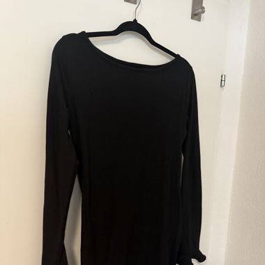 schwarzes Kleid