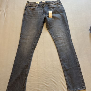Dark blue women's jeans with tag