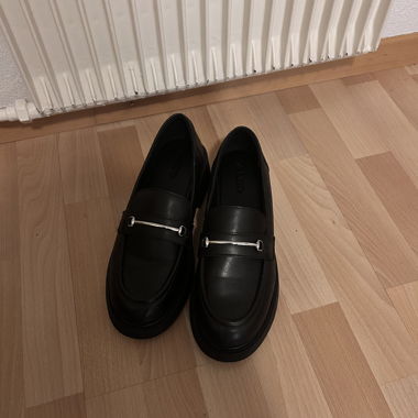 Mocassini neri in pelle dallo stile preppy