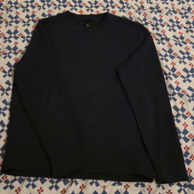 Einfacher dunkelblauer Pullover
