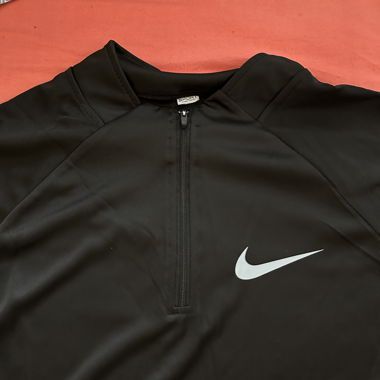 Top sportivo Nike con zip