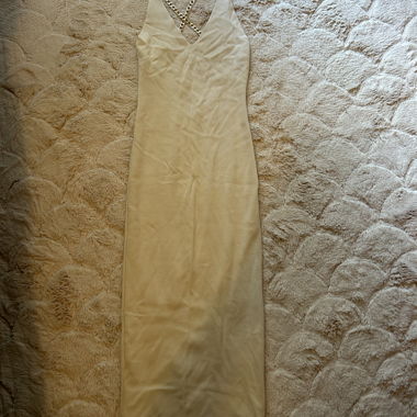 Abito beige con catena sul retro