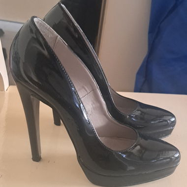 Schwarze Lack Heels 