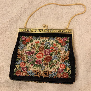 Pochette vintage avec fleurs et chaîne