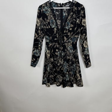 Robe courte fleurie à manches longues
